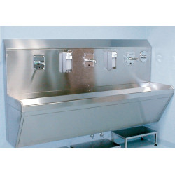 Мойка хирургическая трехместная, бесконтактное управление